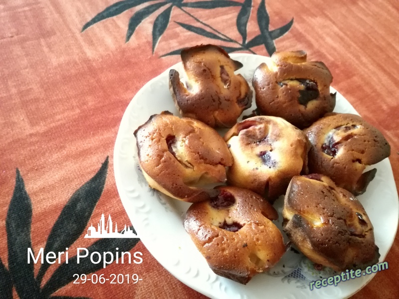Снимки към Мъфини с черешова плънка