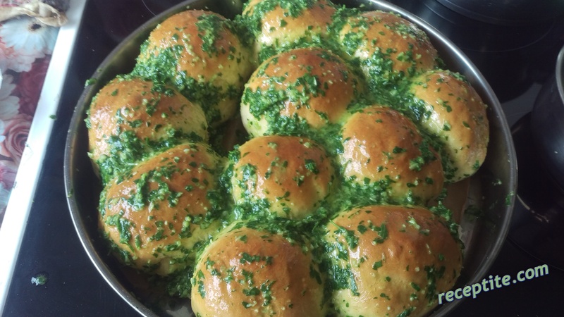 Снимки към Питки с чеснова заливка