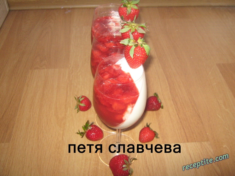 Снимки към Панакота с ягоди
