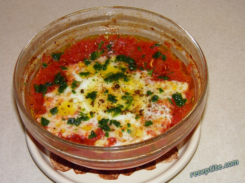 Снимки към Забулени яйца със сос от домати и чесън в гювечета