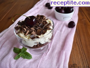 снимка 1 към рецепта Чийзкейк с череши и шоколад в чаша