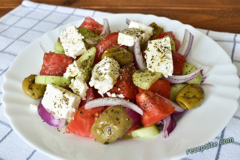 Снимки към Гръцка салата с овче сирене