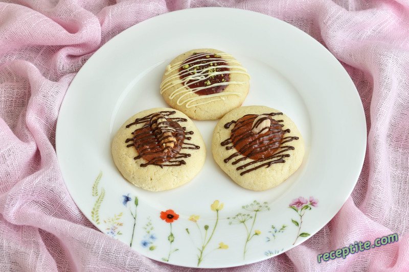 Снимки към Чийзкейк бисквити с малиново сладко