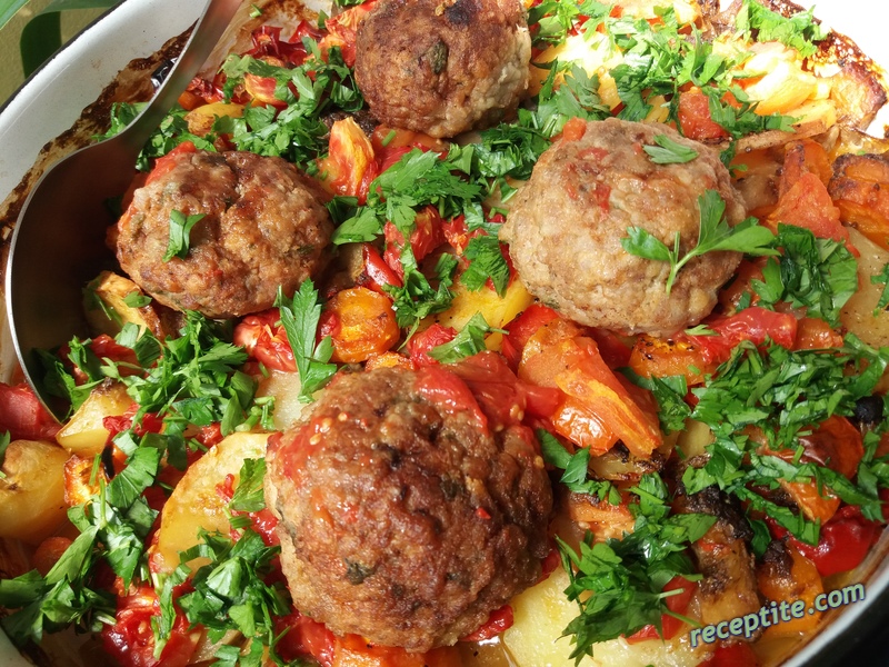 Снимки към Гювеч с ориз и кюфтенца