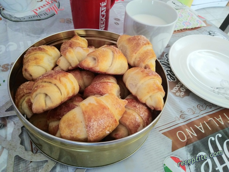 Снимки към Бързи пухкави кифлички с локум