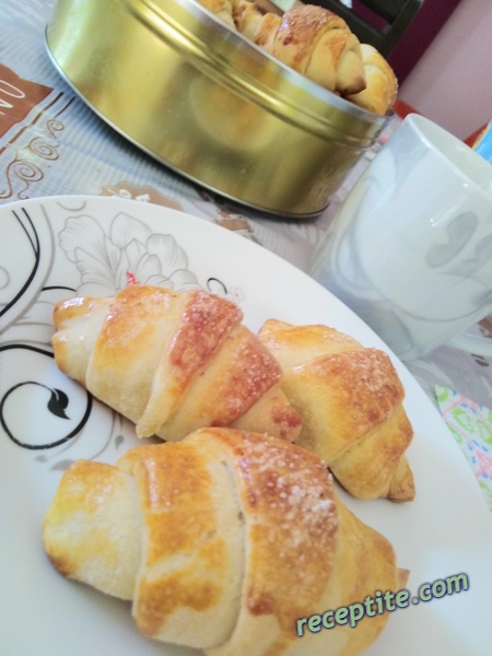 Снимки към Бързи пухкави кифлички с локум