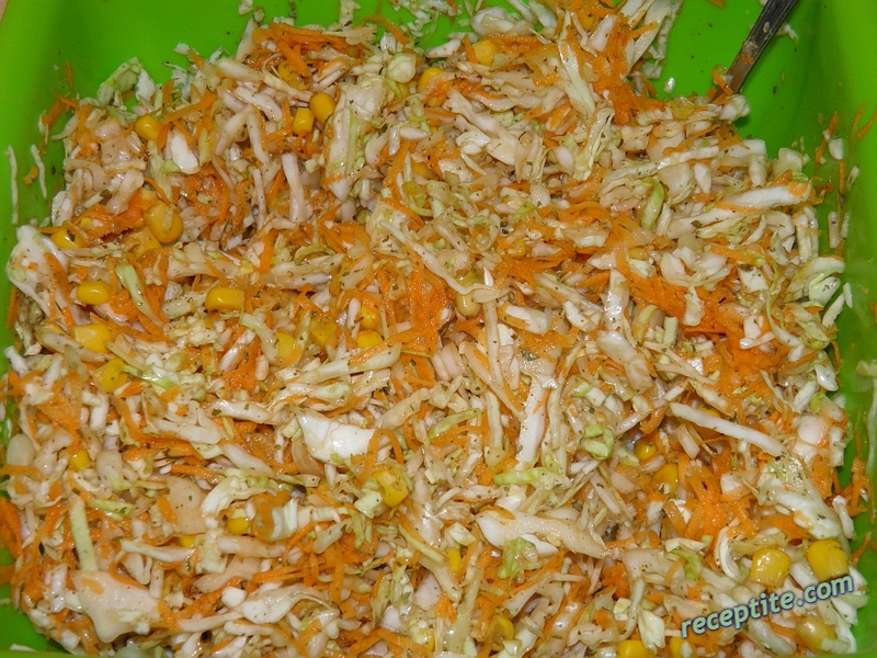 Снимки към Салата от зеле, моркови и царевица