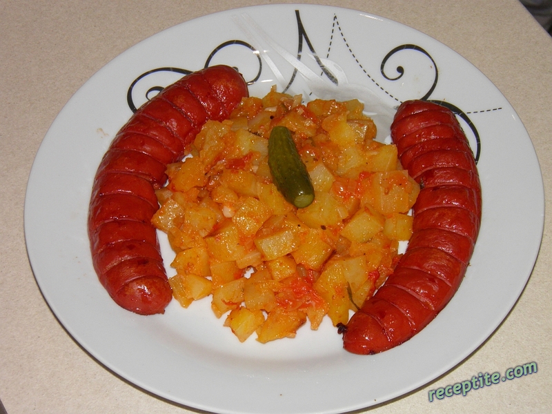 Снимки към Печени картофени кубчета с чесън и домат