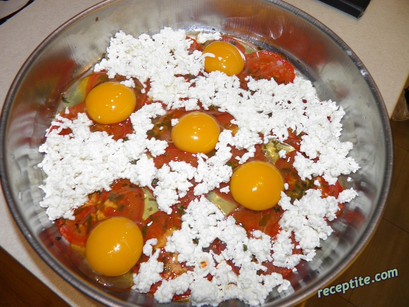 Снимки към Яйца на фурна върху червени домати