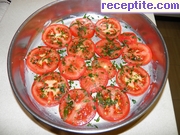 снимка 1 към рецепта Яйца на фурна върху червени домати