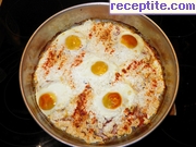 снимка 3 към рецепта Яйца на фурна върху червени домати