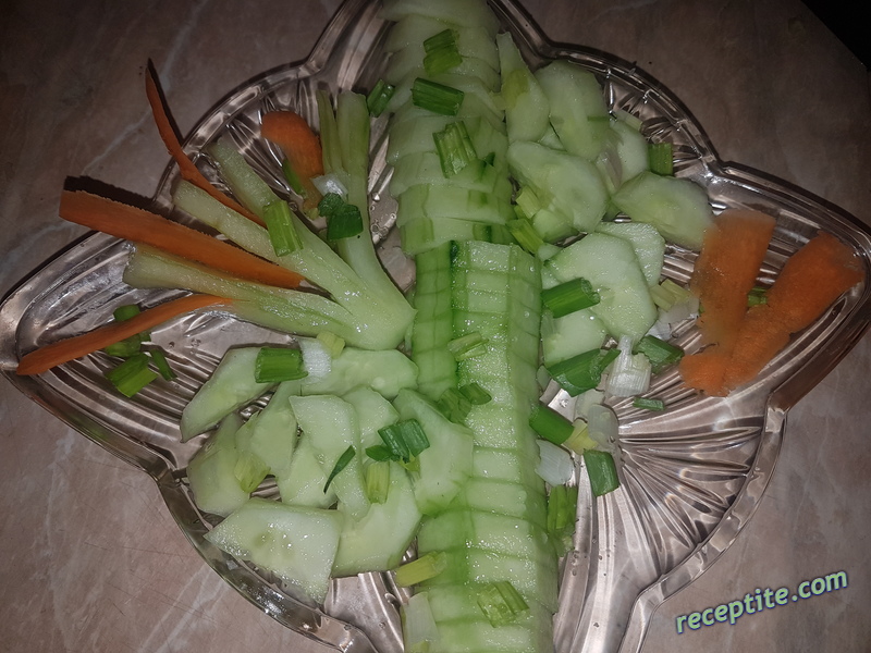 Снимки към Салата от пресни краставици