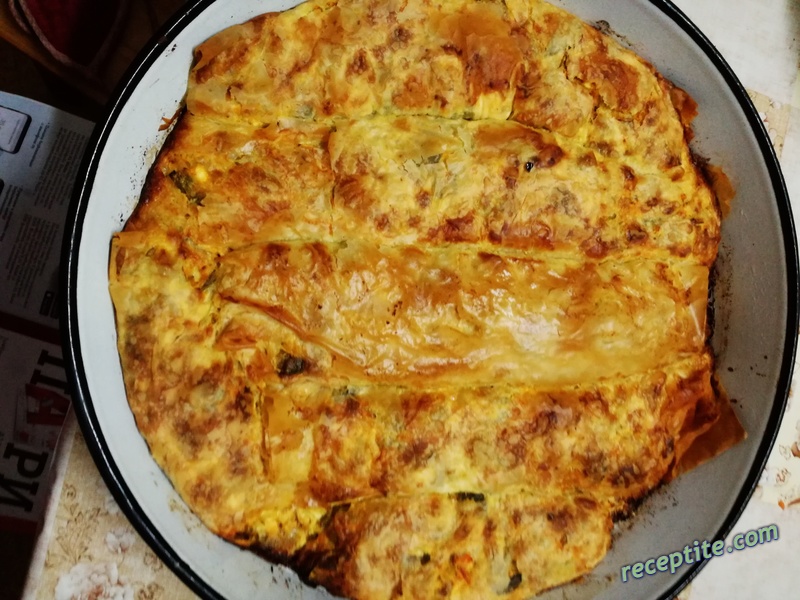 Снимки към Баница с готови кори и праз лук