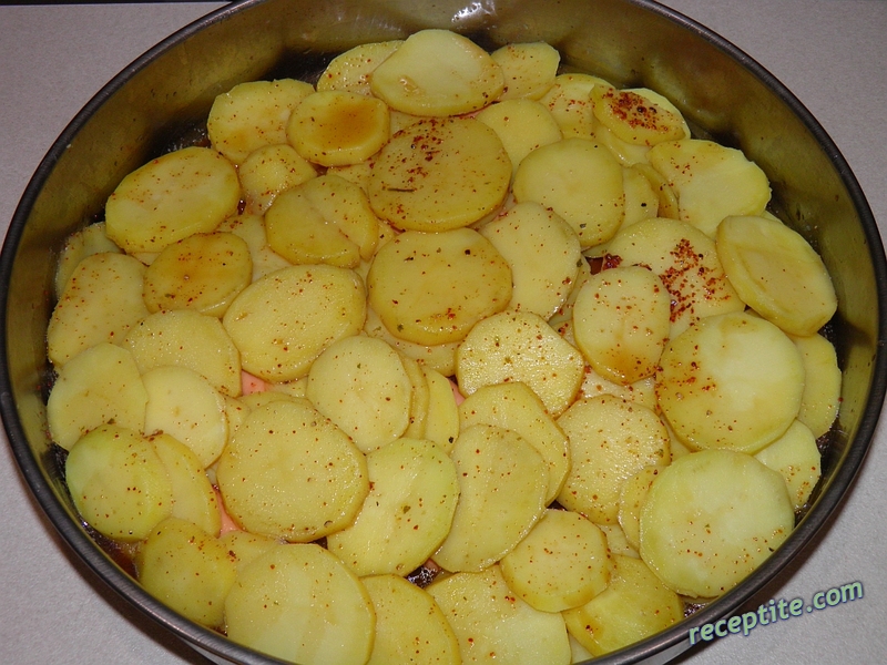 Снимки към Запечени картофи с кренвирши