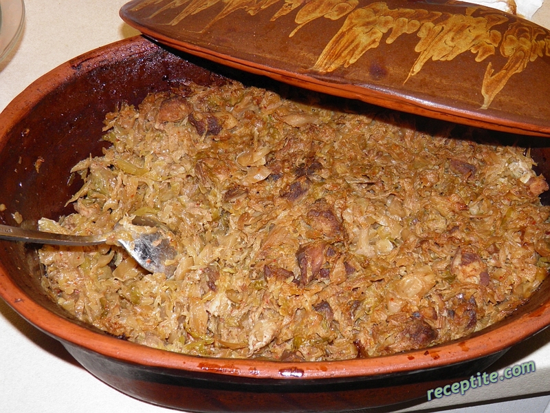 Снимки към Кисело зеле със свинско в гювеч