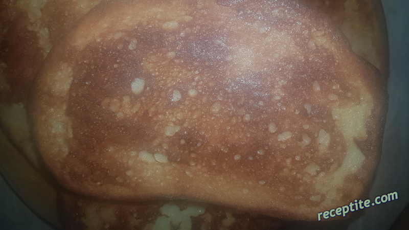 Снимки към Печени филии хляб с яйца и кисело мляко