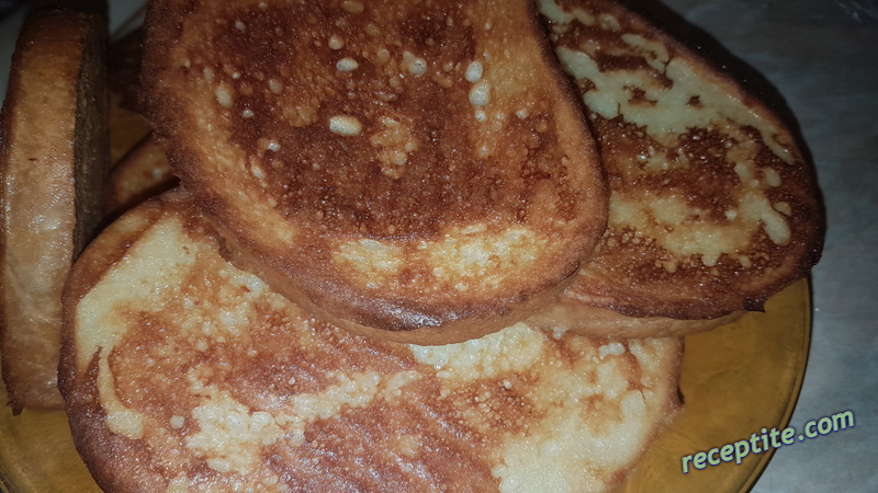 Снимки към Печени филии хляб с яйца и кисело мляко
