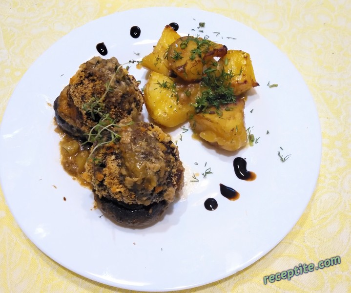 Снимки към Печени кюфтенца с плънка върху гъби