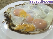 снимка 2 към рецепта Яйца със сирене и карамелизиран лук