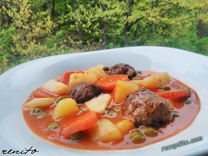 Снимки към Яхния с кюфтенца и картофи
