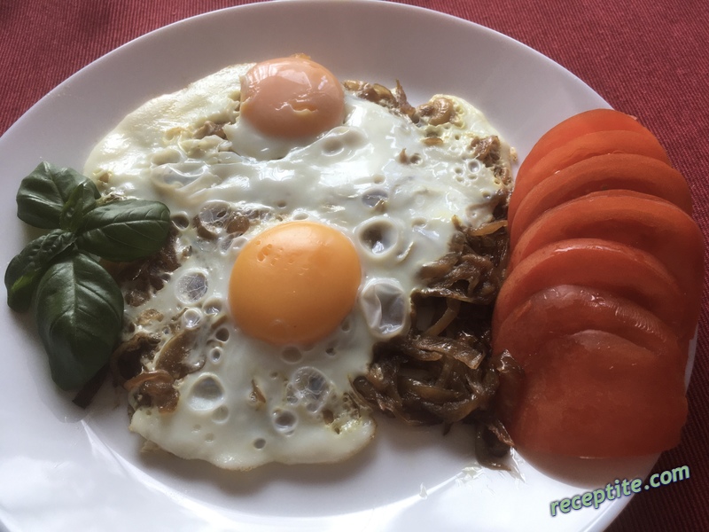 Снимки към Яйца със сирене и карамелизиран лук
