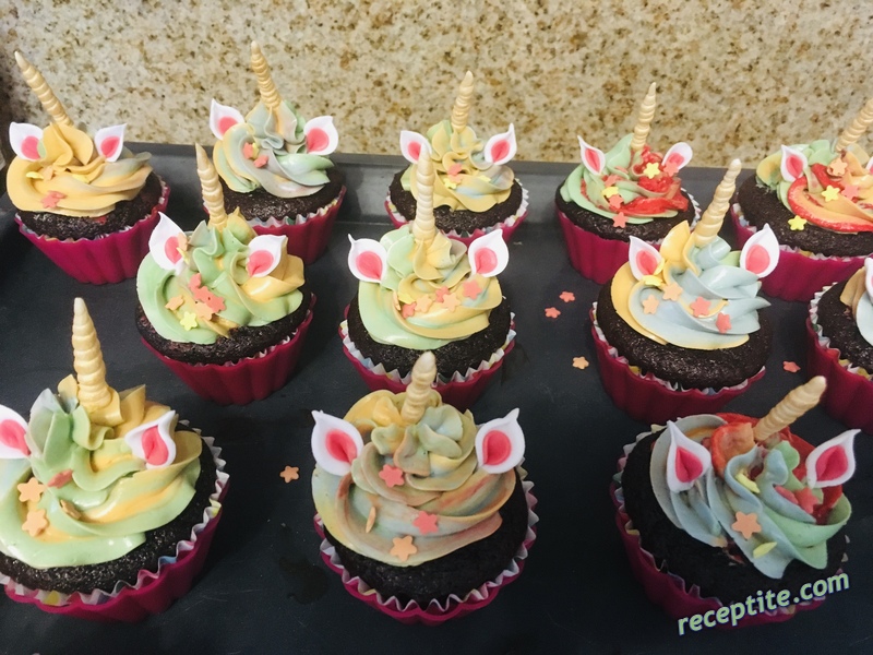 Снимки към Белтъчно-маслен крем за декорация Swiss Meringue
