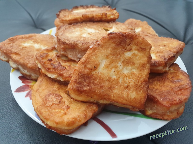 Снимки към Пържени филии с кисело мляко, яйце и брашно