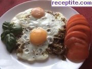 снимка 3 към рецепта Яйца със сирене и карамелизиран лук