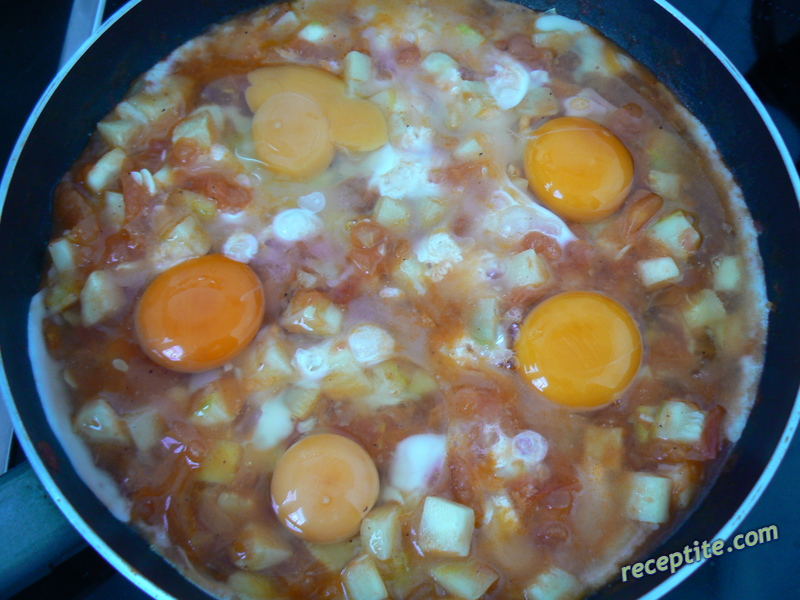 Снимки към Пържени яйца с тиквички и домати