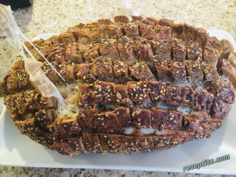 Снимки към Хляб с пресен лук, масло и моцарела