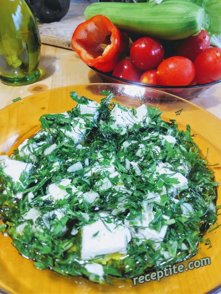 Снимки към Зелена салата с мариновано сирене