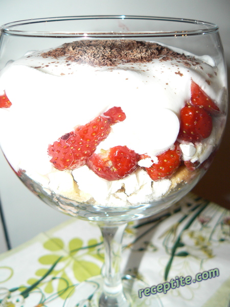 Снимки към Десерт от ягоди и целувки