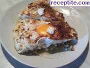 снимка 4 към рецепта Яйца със сирене и карамелизиран лук