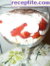 снимка 9 към рецепта Десерт от ягоди и целувки