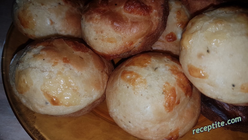 Снимки към Мъфини с чедър (кашкавал)
