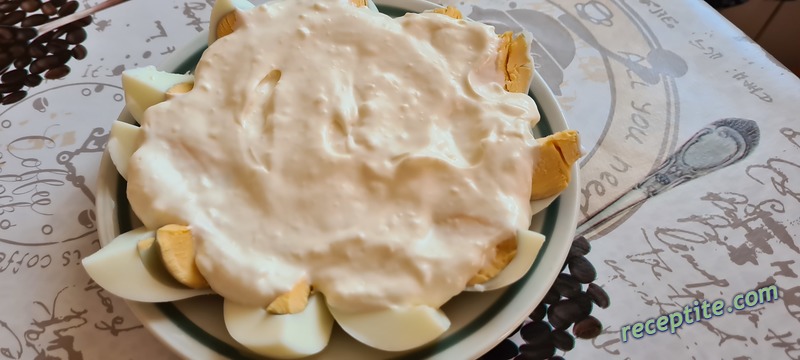 Снимки към Салата от яйца със сос