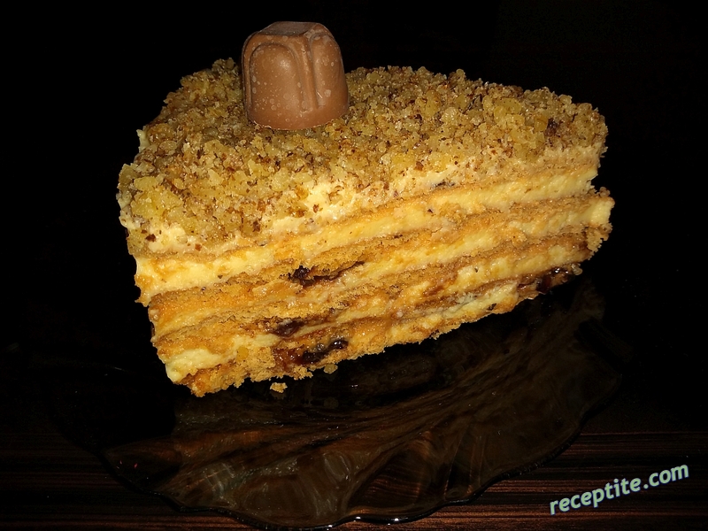 Снимки към Торта *Медовик* с кондензирано мляко и сини сливи