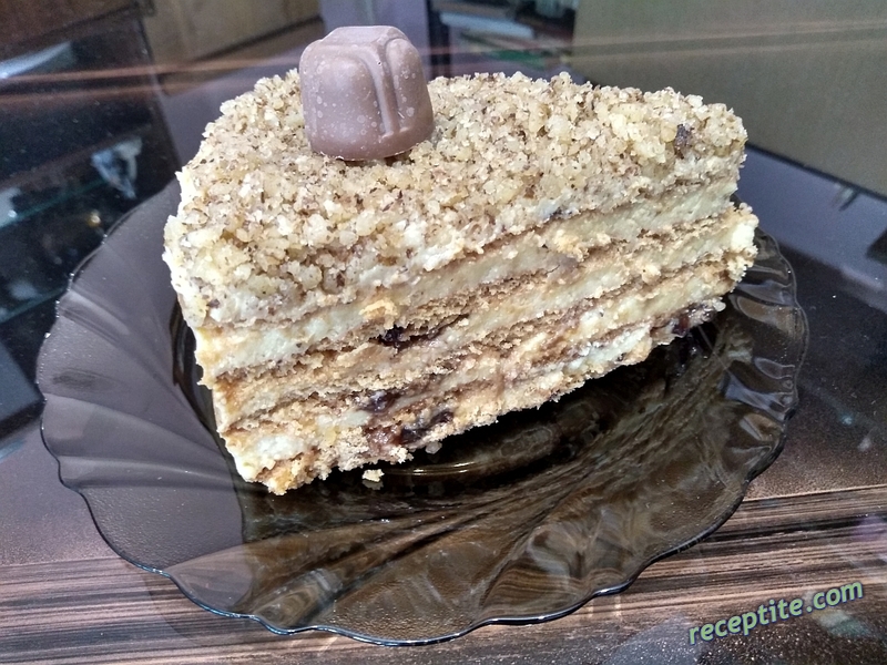 Снимки към Торта *Медовик* с кондензирано мляко и сини сливи