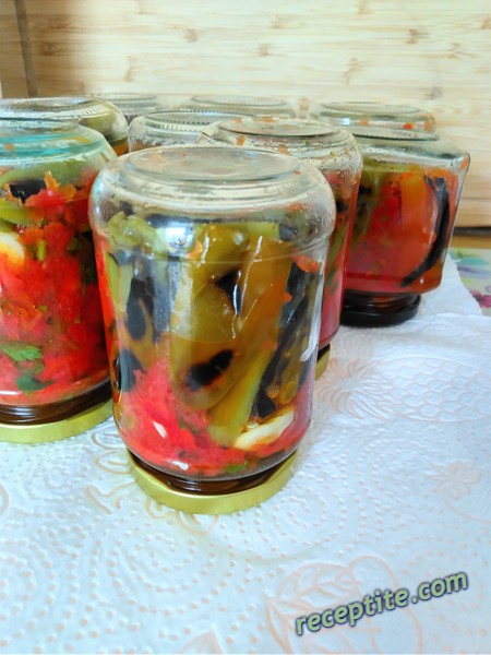 Снимки към Пукани люти чушки в доматен сос