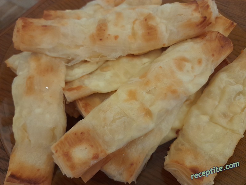 Снимки към Пури от готови кори, сирене и яйца