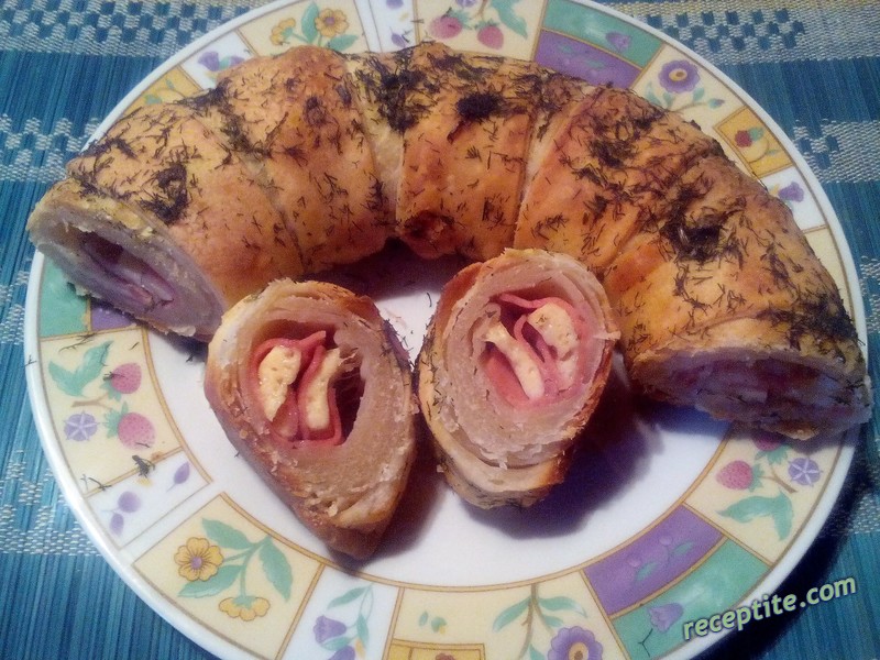 Снимки към Руло с кренвирш и моцарела