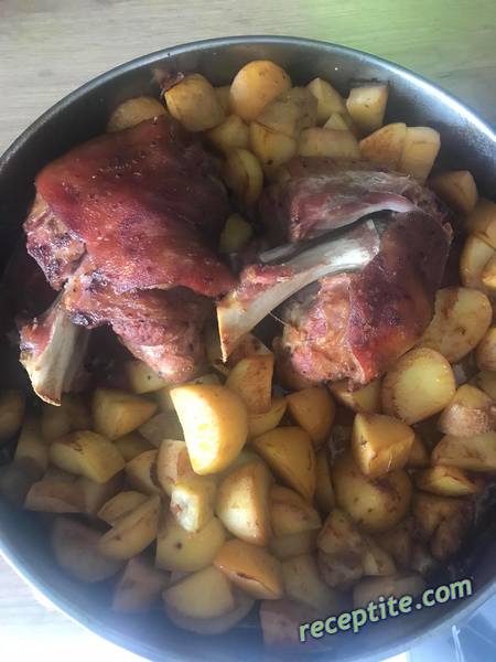 Снимки към Печен свински джолан с картофи, моркови и гъби