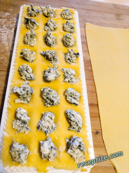 Снимки към Равиоли със сирене и спанак