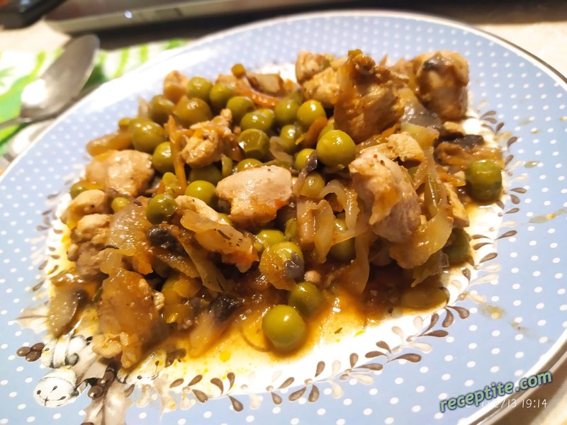 Снимки към Пилешка манджа с грах и гъби