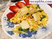 Бъркани яйца със сирене и праз