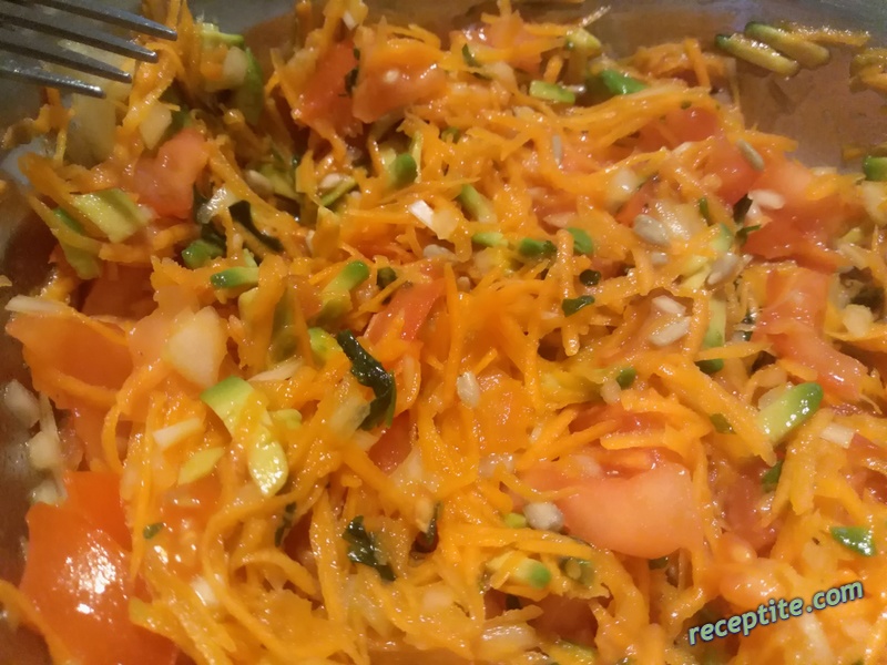 Снимки към Салата моркови, домати и авокадо