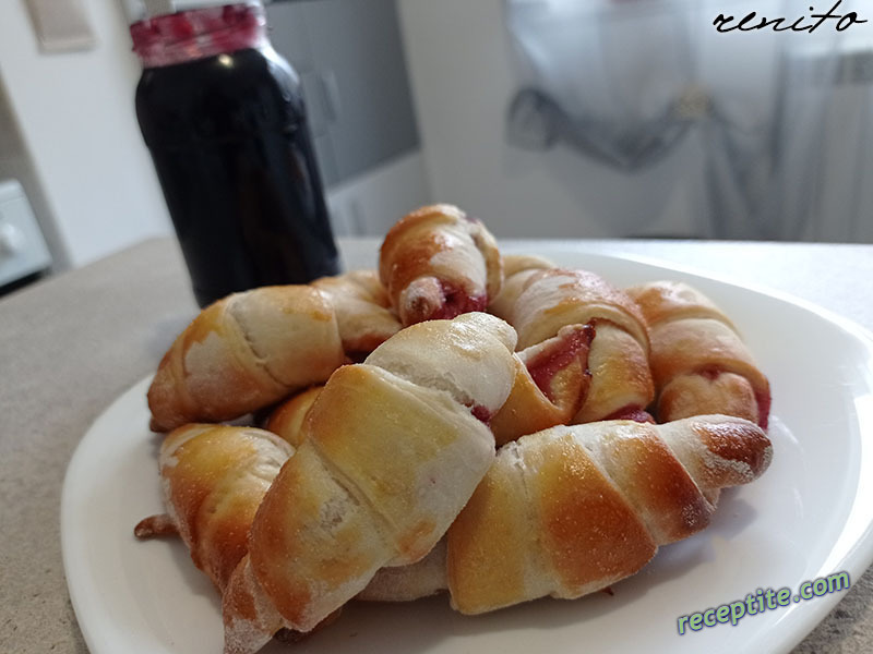 Снимки към Бързи пухкави кифлички с локум