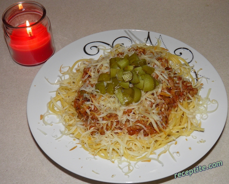 Снимки към Спагети с кайма и кисели краставички