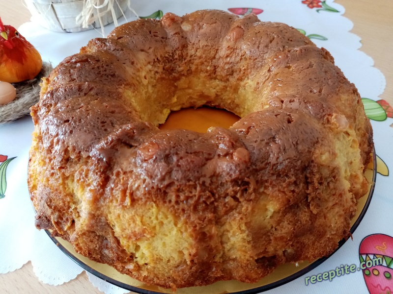 Снимки към Козунак с крем карамел
