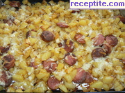 снимка 2 към рецепта Запечени картофи с пушена наденица